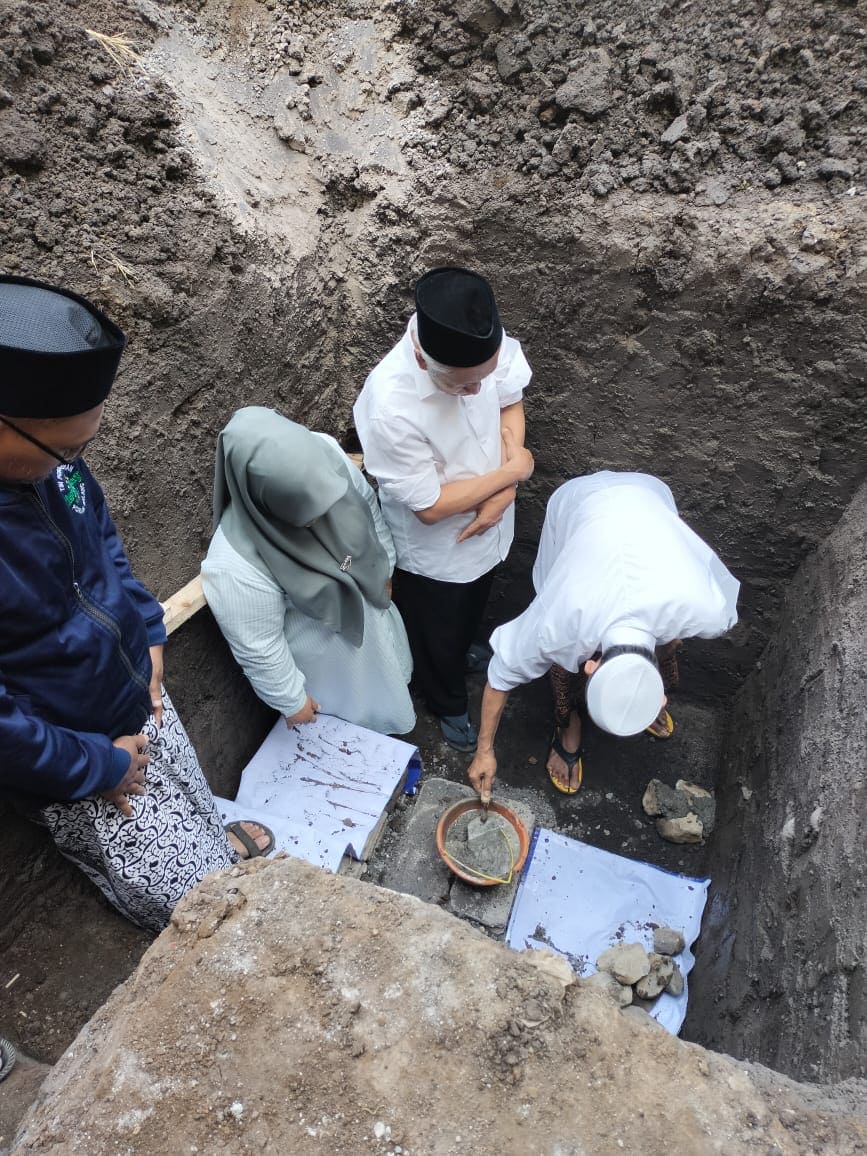Foto : Hikmah Bafaqih bersama Rois Syuriyah PCNU Kab Malang saat peletakan batu pertama pembangunan gedung NU