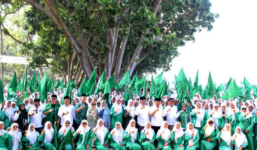 Foto : Menteri PDTT, Halim Iskandar bersama kader Fatayat NU Kab Malang