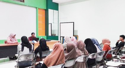 Foto : Peserta KKN Unira malang sedang mengikuti workshop jurnalistik dan videografi