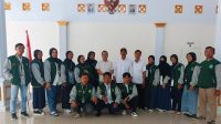 Foto : Mahasiswa KKN-T Unira Malang saat diterima oleh pihak Desa Sidodadi