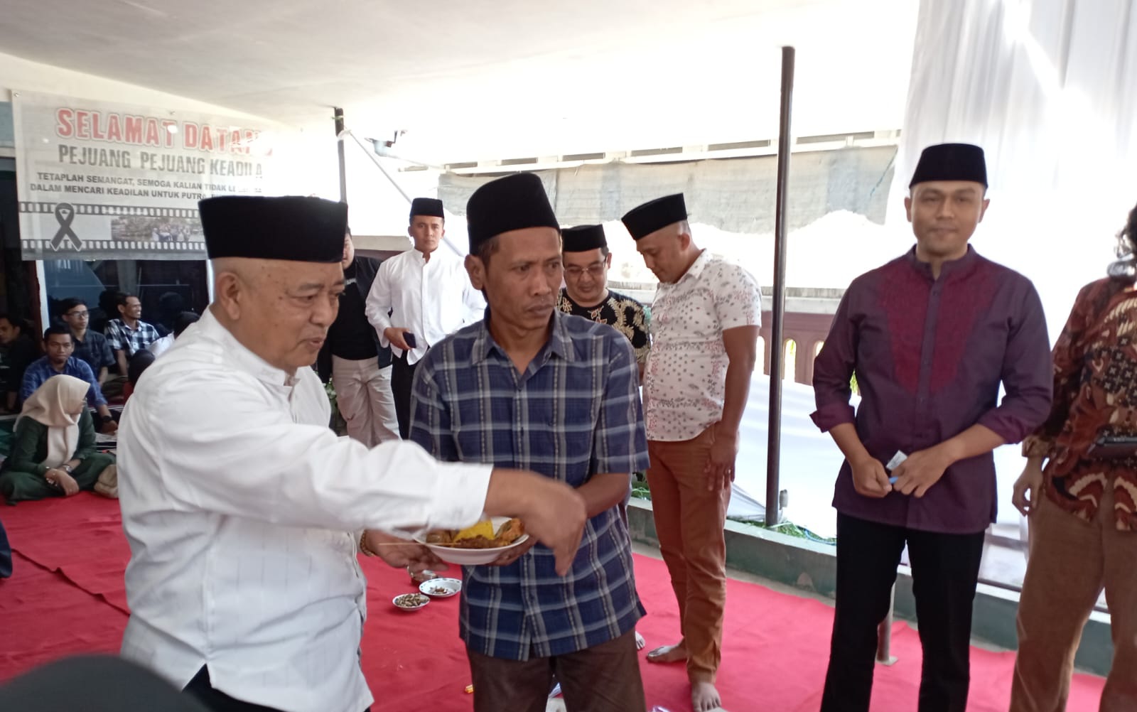 Foto : Bupati malang serahkan tumpeng saat peresmian yayasan korban kanjuruhan