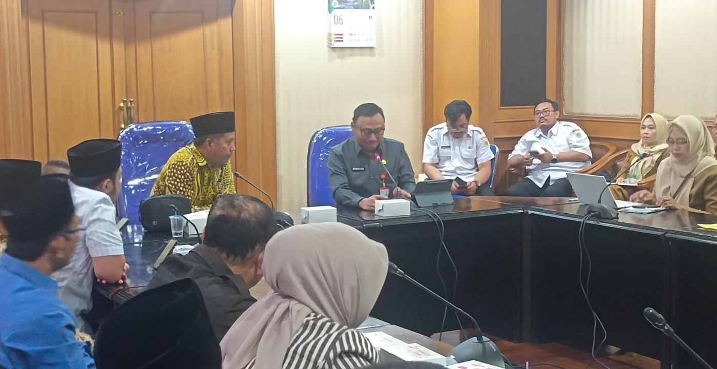 Foto : Zia ulhaq saat rapat pansus di gedung dewan kab malang