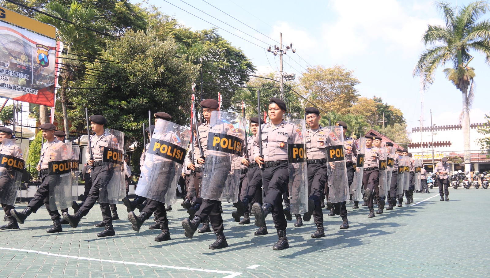 Foto : Personil polres malang saat berlatih di Kapolres malang