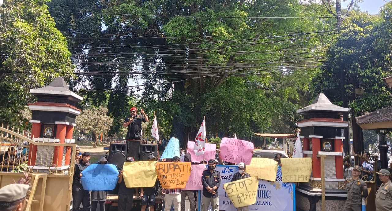 Foto : GRIB JAYA saat gelar aksi di pintu gerbang pendopo kab malang dijalan merdeka timur