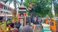 Foto : Damanhuri Jab, ketua grib jaya saat membacakan tuntutan didepan pendopo kab malang