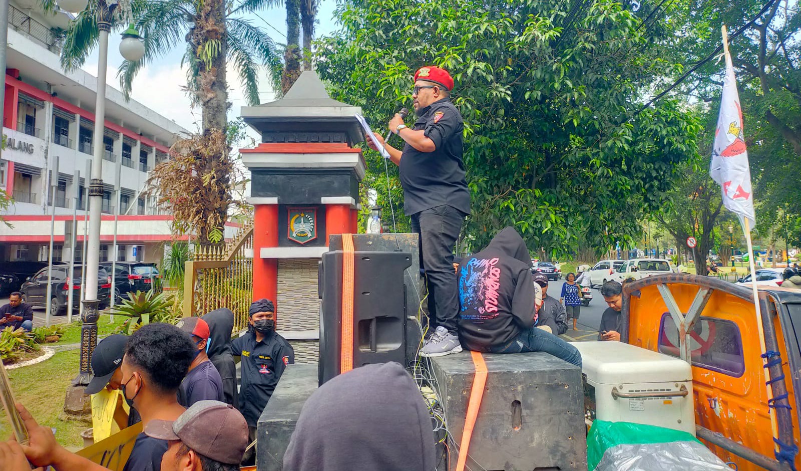 Foto : Damanhuri Jab, ketua grib jaya saat membacakan tuntutan didepan pendopo kab malang