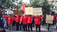 Foto : Ratusan kader PDI Perjuangan gelar aksi menolak rekomendasi PKB di depan kantor DPC PDI Perjuangan