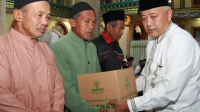 Foto: Bupati Malang saat menyerahkan bantuan baznas pada acara suling