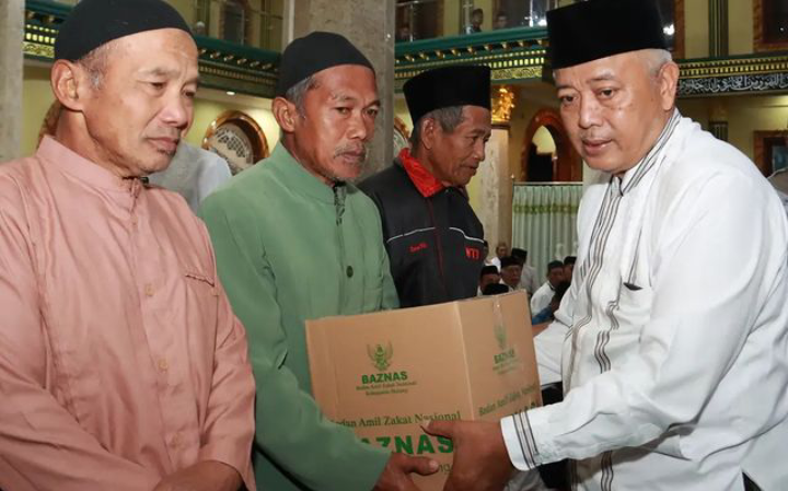 Foto: Bupati Malang saat menyerahkan bantuan baznas pada acara suling